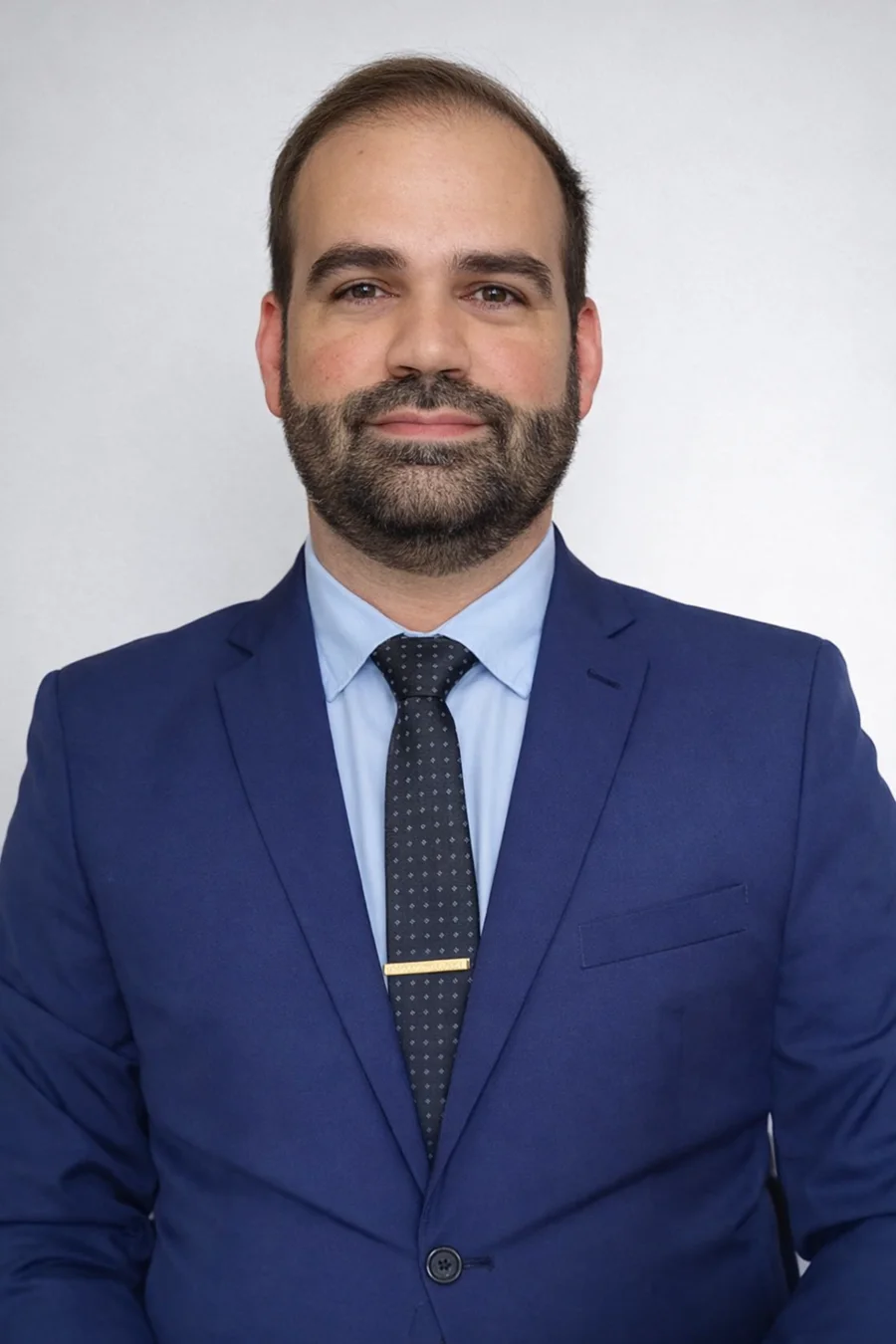 Clayton Alcântara em traje profissional